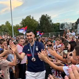 "Verujte u svoje snove": Ognjen Dobrić uz ovacije dočekan u Mladenovcu, dobio je i ključeve grada /FOTO/