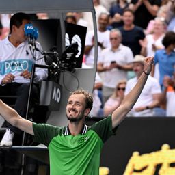 Veliki preokret Medvedeva, od 0:2 do 3:2, za finale Australijan opena! Nestvaran ponoćni meč u Melburnu