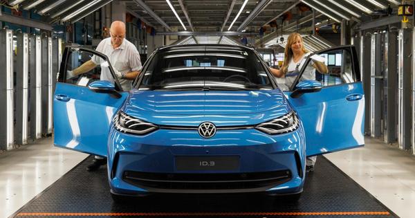 Panika u Nemačkoj! Automobilski giganti pred kolapsom: Folksvagen bi mogao da pošalje 100.000 ljudi na ulicu, Mercedes uvodi besplatan rad, a Kina im drži lekciju!