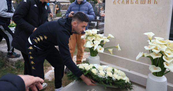 FK Partizan na grobu Andrije Delibašića /GALERIJA/