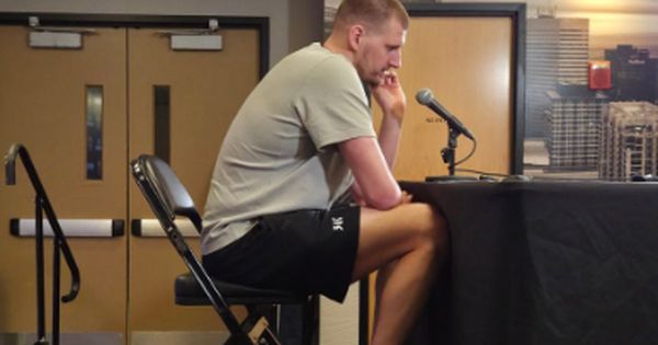 Ceo svet priča o Jokiću: Ako nije u pitanju košarka, onda su - njegove papuče