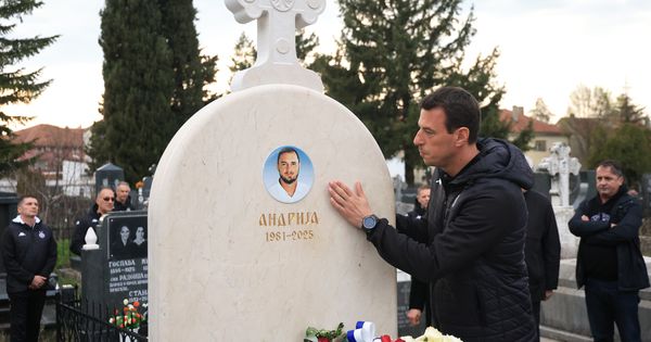 "Andro, ti nisi otišao, bio si veći od vremena!" Crno-beli u suzama na grobu Andrije Delibašića