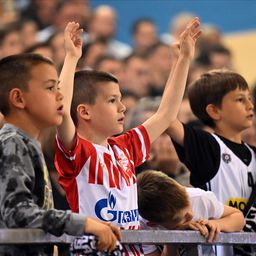 Sinovi trenera Zvezde i Partizana poslali najlepšu poruku sa derbija: Ljubav prema klubu i poštovanje rivala - vidite da može! /FOTO/