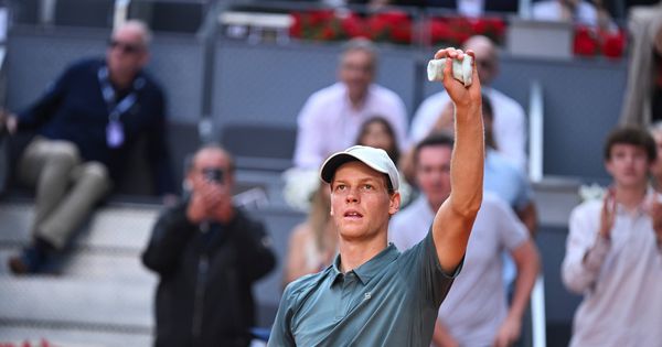 Siner lako do osmine finala Madrida: Jednim od najbizarnijih poena u karijeri došao do prvog seta /VIDEO/