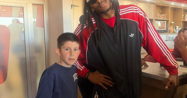 Crveno-bela porodica na okupu: Čima Moneke gleda 179. fudbalski derbi! /VIDEO/