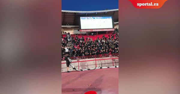 Fudbaleri Partizana u suzama delili dresove navijačima