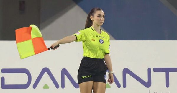 Ovo je devojka koja je fudbalski sudija, i zaludela je Italiju: Predstavljaju je kao veliki potencijal, a svi pričaju samo o njenim fotografijama na društvenim mrežama /FOTO/