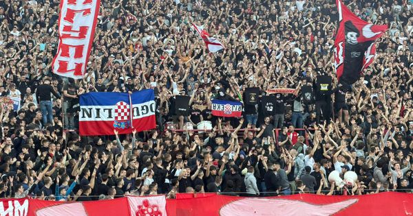 Pojavile se slike hrvatskih navijača pre nego što su im Delije oduzele zastave i spalile ih na Marakani! /FOTO/