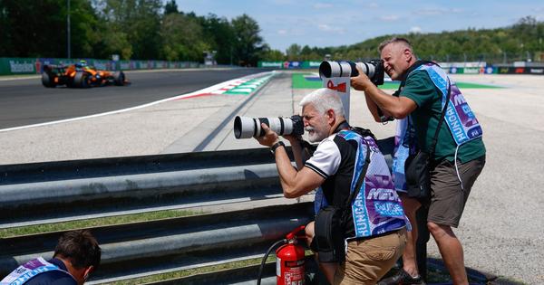 Neviđen prizor na Hungaroringu: Predsednik države okačio akreditaciju oko vrata i slikao bolide Formule 1 pored staze!
