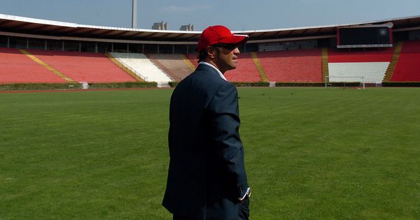 Zar ovako pred kamere, u zemlji mode? Bivši trener Zvezde privukao pažnju neobičnim stajlingom /VIDEO/