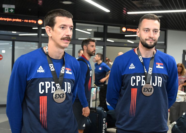 Basketaši sleteli u Beograd, oglasio se Stojačić: Neuspeh na OI nas je šokirao, srećni smo i ponosni posle srebra! /VIDEO/