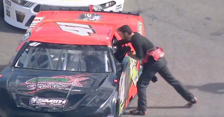 Nezapamćen skandal na NASCAR trci: Vozač brutalno tukao kolegu zbog incidenta /VIDEO/