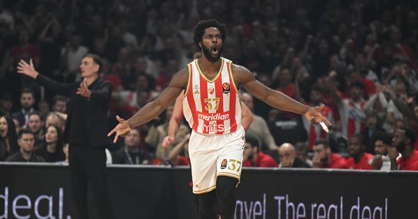 Odželej u društvu saigrača proslavio rođendan, a svi su gledali samo u crveno-belu tortu /VIDEO/