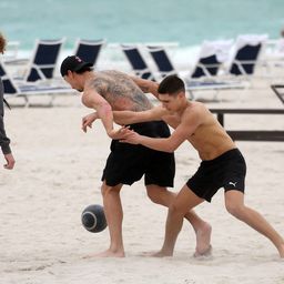 Ni mnogo mlađi fudbaleri mu ne bi smeli na crtu: Ibrahimović bez majice igrao fudbal na plaži, a na izgledu mogu da mu pozavide i dvadesetogodišnjaci /FOTO/