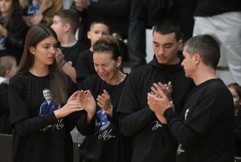 Emotivne, bolne scene iz Beograda: Porodica Dejana Milojevića u suzama, supruga Nataša se slomila posle jednog snimka /VIDEO, FOTO/