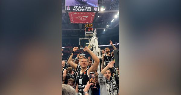 Navijači skandiraju Karliku: MVP! Slavlje košarkaša sa navijačima!