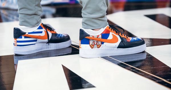 Momci s Balkana kroz "Martovsko ludilo" gaze u patikama na kojima je srpska zastava! /FOTO/