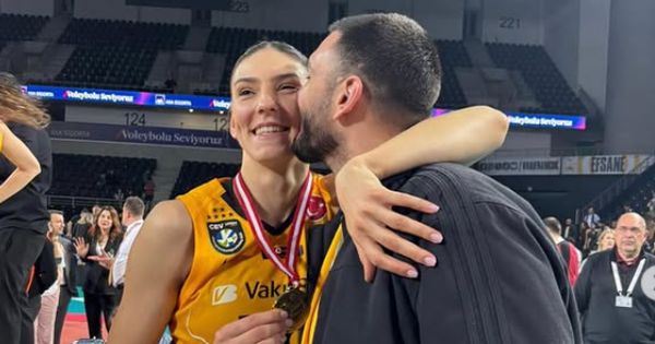 Tijana Bošković trofej proslavila sa dečkom