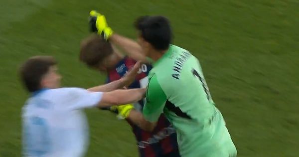 Sramne scene u Španiji: Golman izgubio razum, pesnicom u glavu udario protivnika! /VIDEO/