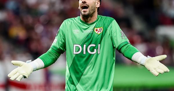 Šta god da se desi, Batalja je heroj: Prvi primetio da je nekom pozlilo na tribini, odbio da igra dok se ne ukaže pomoć u finalu! /VIDEO/