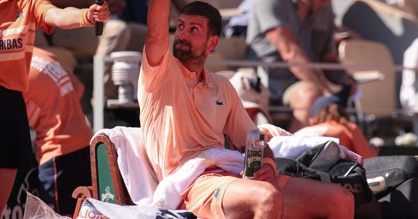 Đoković besan na navijače: Nesportski potez na Garosu, Novak prekinuo da igra i otišao do sudije /VIDEO/