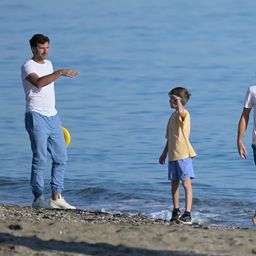 I on ima prava na odmor: Novak uživa na plaži sa porodicom i vidi se da mu baš prija /FOTO/