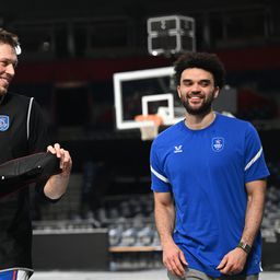 "Kako ti uspeva da budeš tako zgodan?" Šou igrača Efesa na treningu u Areni, Brajant najavio Partizan /VIDEO/