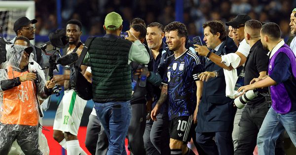 Haos zbog selfija sa Mesijem: Igrači i štab Mauritanije nisu dali Argentincu da izađe s terena posle meča