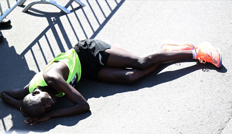 Drama na ulicama Beograda: Pobednik Beogradskog maratona prošao kroz cilj i srušio se na zemlju /FOTO/