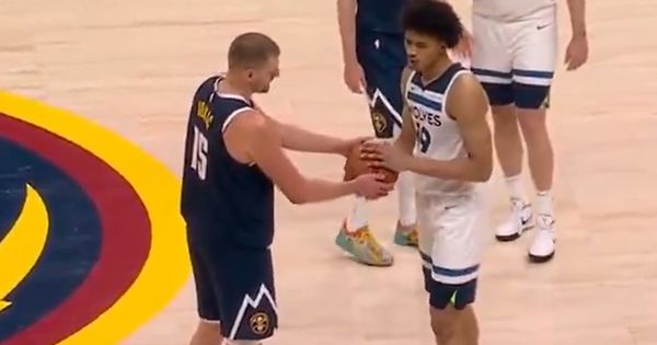 Ovo još nismo videli: Jokić pružio loptu Beranžeu, a onda ga šokirao potezom /VIDEO/