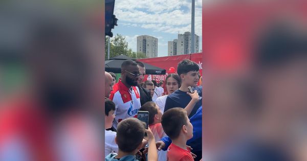 Deca opkolila košarkaša Crvene zvezde: Kodi se pojavio u Novom Sadu i napravio "opšti haos" među najmlađima!