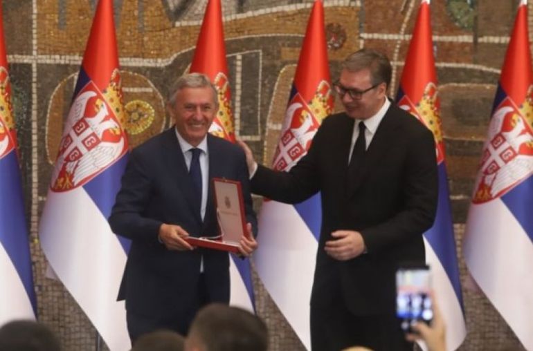 Predsednik Vučić odlikovao Svetislava Pešića: Velika mi je čast je i zadovoljstvo, oreden kao na dodatni motiv