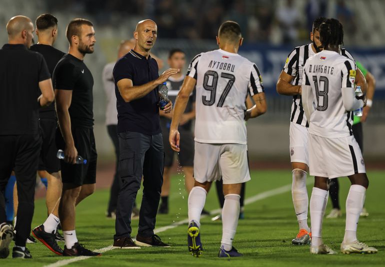 PARTIZAN U ŽIVOM BLATU Klub u najgorem stanju u poslednjih 10 godina, utakmica godine je iza ćoška, a svi se pitaju - šta će biti sa Ilijom Stolicom?