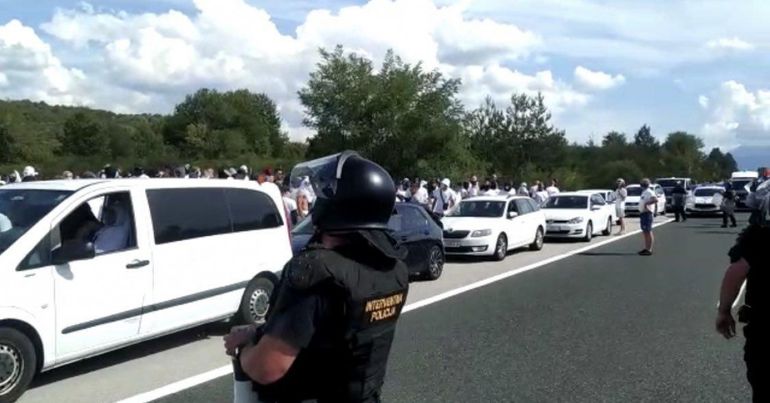 VANDALSKO LUDILO U HRVATSKOJ Sačekuša na autoputu! Navijači Hajduka napali BBB i napravili HAOS