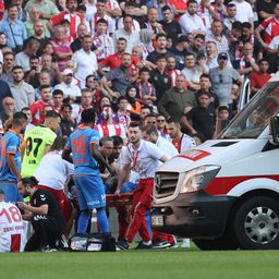 Hitna pomoć odmah uletela na teren: Fudbaler superligaša ostao nepomično da leži na travi, pa momentalno prevezen u bolnicu /VIDEO/