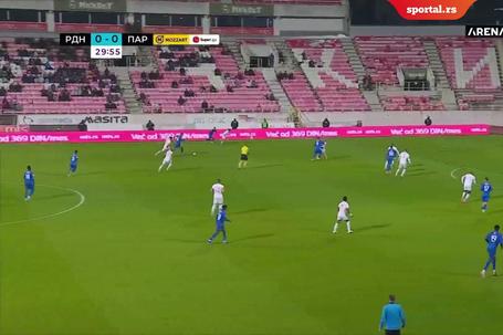 Partizan vodi u Nišu! Golman Radničkog se zbunio, Že to iskoristio, pa ga matirao za 1:0!