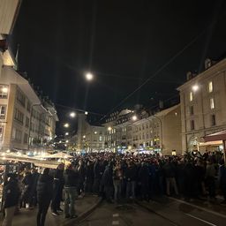 Korteo navijača Zvezde krenuo ka stadionu: Crveno-beli će u Bernu imati neverovatnu podršku, pogledajte atmosferu pred meč /FOTO, VIDEO/