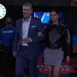 Ova lepotica je zasenila finale Australijan opena: Svi su se pitali šta radi na terenu, jer ne dodeljuje pehar /VIDEO/