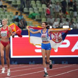 "Ova naša kokoška sa zastave!" Poznata atletičarka izazvala gnev nacije ruganjem državnom grbu, snimak iz automobila se širi Balkanom /VIDEO/