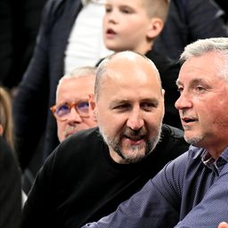 Sukob navijača Partizana u Areni: Jedni vređali Rađu i Kukoča, drugi im zviždali /FOTO/