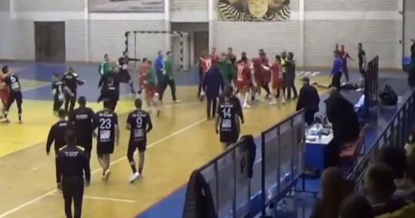Opšti haos na utakmici u Crnoj Gori, nije se znalo ko koga bije: Rukometaš nasrnuo na rivale, jedan ostao nepomično da leži /VIDEO/