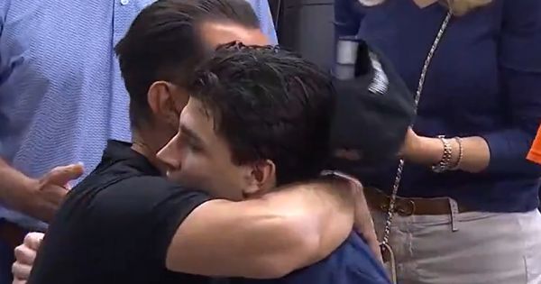 Snimak zagrljaja oca i sina obišao svet: Stojakovići vladaju Amerikom /VIDEO/