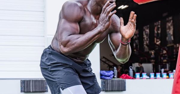 Zver od 140 kilograma čistih mišića! Nikada nije odigrao utakmicu, a sada će igrati u najjačoj ligi na svetu /VIDEO/