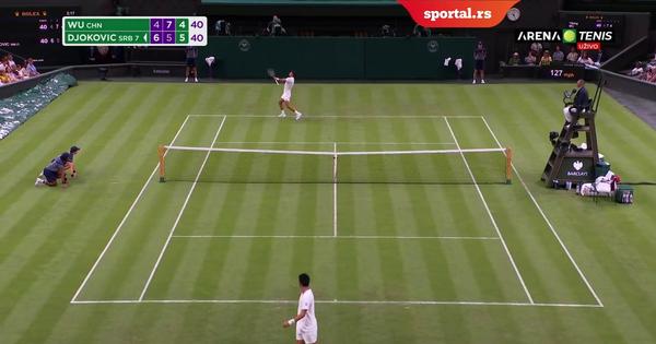 Novak se šali sa svima, još jednim potezom usred meča pokazao zašto je bog humora!