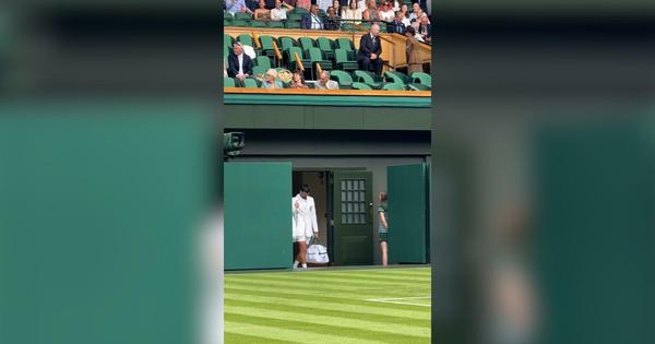 Novak spojio nespojivo: Đoković se prekrstio, pa u saoku i šortsu izašao na teren u Londonu!