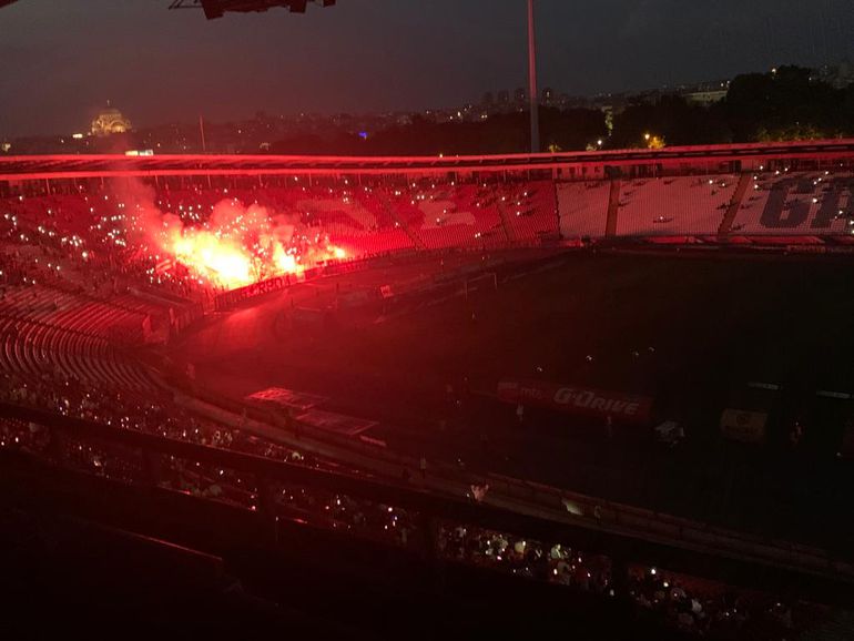 Navijači Crvene zvezde "zapalili" stadion