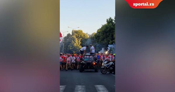 Navijači Zvezde blokirali ulicu i napravili šou ispred severne tribine