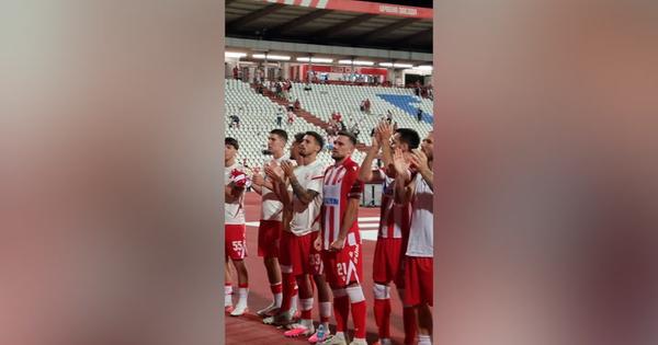 Odjekuje crveno-bela pesma na Severu: Fudbaleri proslavili pobedu sa navijačima!