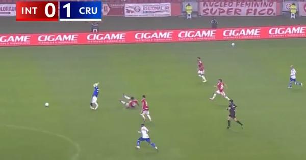 Slomio nogu rivalu i dobio nikad viđenu kaznu u fudbalu - od suda: Suspenzija dok se igrač ne oporavi! /VIDEO/