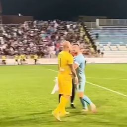 Sve dalje od sporta u Novom Pazaru: Napadnut golman Radničkog, haos i gnusne uvrede kad je "uzvratio upaljačem" /VIDEO/